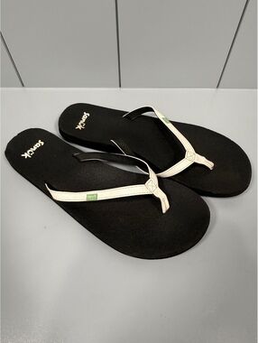 Sanuk Women's Flip Flop Sandals Size 10/275 Black and White